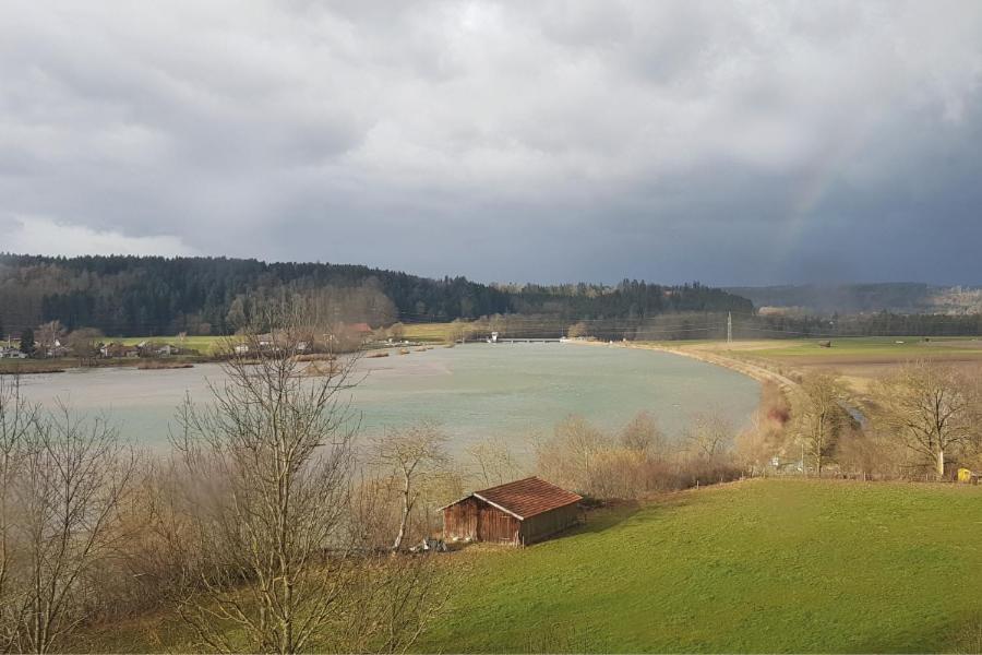 Stille X Weite - Hochwertige Wohnung Mit See-Panorama Kronburg ภายนอก รูปภาพ